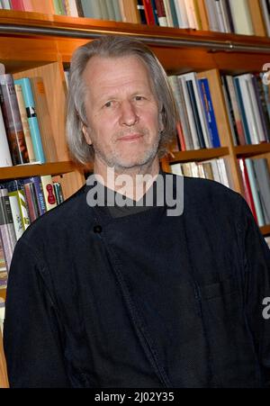 Klais, Deutschland. 15. März 2022. Der Direktor von Schloss Elmau, Dietmar Müller-Elmau, steht in der Bibliothek des Hotels. Quelle: Angelika Warmuth/dpa/Alamy Live News Stockfoto