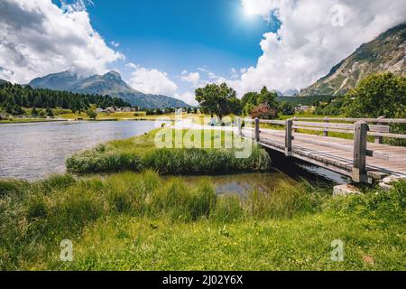 Unglaubliche Aussicht auf den azurblauen Silsersee (Sils). Malerische und wunderschöne Szene. Beliebte Touristenattraktion. Lage Ort Oberengadiner Tal, Gris Stockfoto