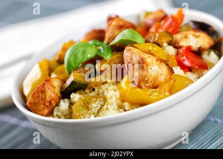 Couscous Bowl mit Fleisch und gemischtem gegrilltem Gemüse Stockfoto