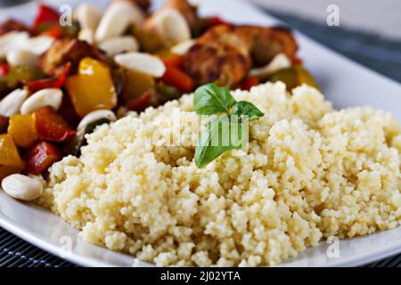 Couscous Bowl mit Fleisch und gemischtem gegrilltem Gemüse Stockfoto