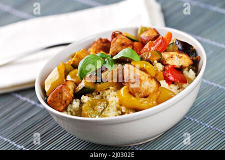 Couscous Bowl mit Fleisch und gemischtem gegrilltem Gemüse Stockfoto