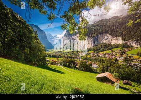 Tolle Aussicht auf Alpine Village glühende durch Sonnenlicht. Malerische und schöne Szene. Beliebte Touristenattraktion. Ort Schweizer Alpen, Lauterbrunnen Stockfoto