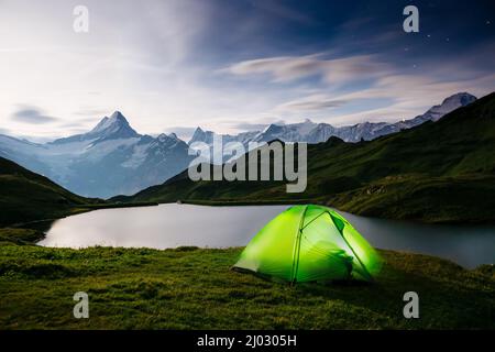 Toller Blick auf den Felsen Schreckhorn über dem Bachalpsee. Dramatische und malerische Szene. Beliebte Touristenattraktion. Ort Ort Schweizer alpen, Grindelwa Stockfoto