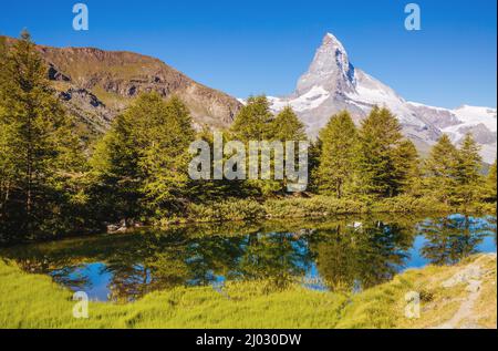 Tolles Panorama mit dem berühmten Matterhorn-Gipfel im Alpental. Beliebte Touristenattraktion. Dramatische und malerische Szene. Ort Ort Schweizer alpen, G Stockfoto