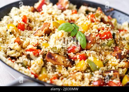 Couscous-Weißfleisch und gemischtes gegrilltes Gemüse Stockfoto