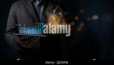 Energiesparende Glühbirne vor globalen Elementen der nachhaltigen Entwicklung Ökologie Konzept Stockfoto