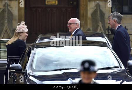 Der australische Hochkommissar George Brandis kommt am 14.. März 2022 beim Commonwealth Service in Westminster Abbey, London, an. Mit Jacob Rees-Mogg Stockfoto