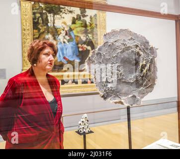 London UK 16 March 2022 Leonardo da Vinci (1452–1519) die Jungfrau und das Kind mit der heiligen Anne und dem Kleinkind Johannes dem Täufer (‘The Burlington House Cartoon’), etwa 1499–1500 Treffer durch einen einzigen Schuss im Jahr 1987 . Eine Ausstellung neuer Arbeiten, die untersucht, wie Geschichten von Traumata durch eine Reaktion auf Museums- und Galerie-Sammlungen erkundet werden können. Cherri deckte Berichte über fünf Gemälde der Nationalgalerie auf, die während der Ausstellung verwüstet wurden. Paul Quezada-Neiman/Alamy Live News Stockfoto