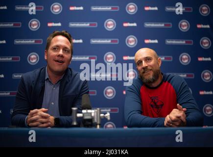 Fort Myers, Usa. 15. März 2022. Derek Falvey, Präsident des Baseballbetriebs der Minnesota Twins, Left, und Twins-Manager Rocco Baldelli sprechen am 13. März 2022 auf einer Pressekonferenz im Hammond Stadium in Fort Myers, Florida. (Foto von Jeff Wheeler/Minneapolis Star Tribune/TNS/Sipa USA) Quelle: SIPA USA/Alamy Live News Stockfoto