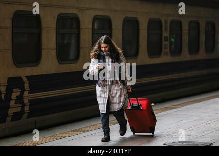 Eine Frau mit ihrem Gepäck wird am Bahnhof in Kiew gesehen, als sie auf den Evakuierungszug wartet. Die Europäische Union hat einen vorübergehenden Schutzmechanismus für ukrainische Flüchtlinge eingerichtet, die aufgrund der russischen Invasion gezwungen wurden, die Ukraine zu verlassen. Flüchtlinge durften bis zu drei Jahre lang legal in EU-Ländern leben und arbeiten. (Foto von Mohammad Javad Abjoushak / SOPA Images/Sipa USA) Stockfoto