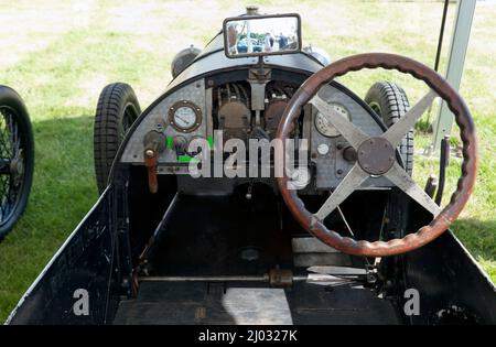 Nahaufnahme des Cockpits eines Brescia, der sein hundertjähriges Bestehen feiert, auf der London Classic Car Show 2021 Stockfoto