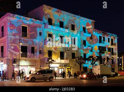 Fassaden mit Licht während der schönen Weihnachtsbeleuchtung in Gaeta, Dezember 2021, Italien dekoriert. Stockfoto