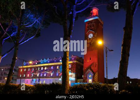 Glockenturm mit Licht während der schönen Weihnachtsbeleuchtung in Gaeta, Dezember 2021, Italien geschmückt. Stockfoto