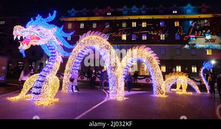 Weihnachtsbeleuchtung in Gaeta, Dezember 2021, Latium, Italien. Darstellung eines Drachen Stockfoto