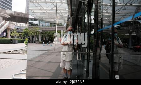 Typischer Country Bumpkin Tourist Photographer on the Street in Chong Nonsi Bangkok Thailand Stockfoto