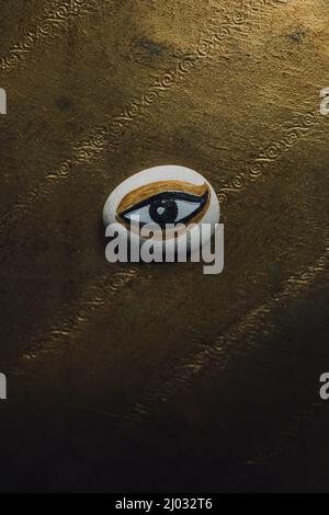 Böse Augen Felsen auf Gold Tablett Stockfoto