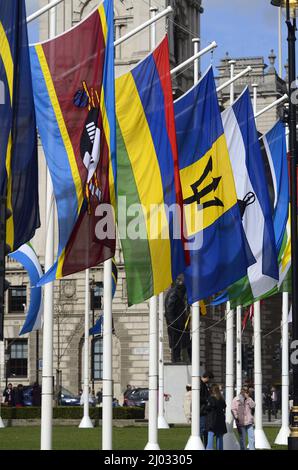 London, England, Großbritannien. Flaggen der Commonwealth-Länder um den Parliament Square zum Commonwealth Day am 14.. märz 2022 Stockfoto