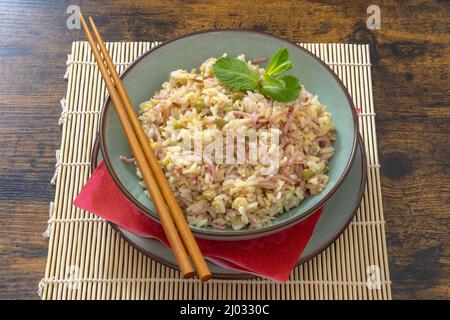 Kantonesischer Reis in einer Schüssel mit Essstäbchen Stockfoto