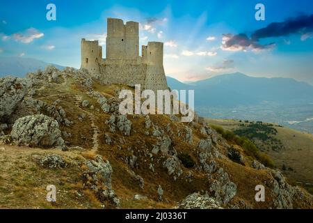 Rocca Calascio Castle, ist eine Bergfestung in der Provinz L'Aquila in den Abruzzen, Italien Stockfoto