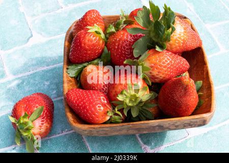 Draufsicht auf Erdbeeren in Holzschüssel Stockfoto