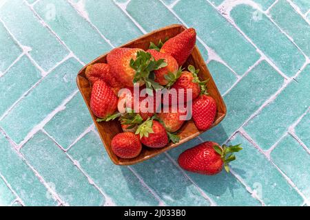 Draufsicht auf Erdbeeren in Holzschüssel Stockfoto