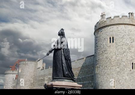 Statue der Königin Victoria am Fuße des Castle Hill, Schloss Windsor, England, Vereinigtes Königreich Stockfoto