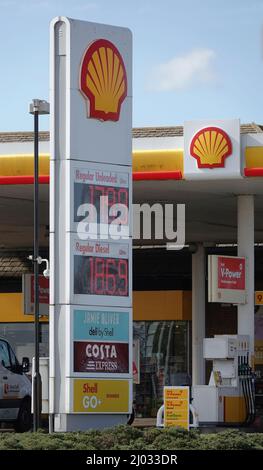 Eine Shell-Tankstelle im Vereinigten Königreich, die aufgrund der russischen Invasion in der Ukraine hohe Preise anzeigt. Stockfoto