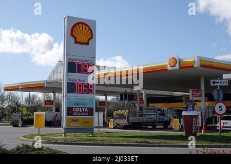 Eine Shell-Tankstelle mit hohen Kraftstoffpreisen nach der russischen Invasion in der Ukraine. Stockfoto