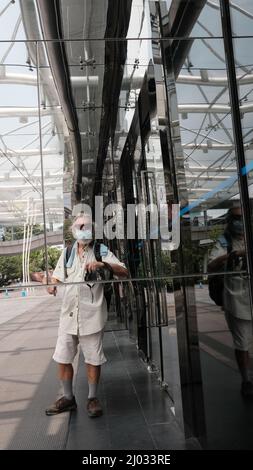 Typischer Country Bumpkin Tourist Photographer on the Street in Chong Nonsi Bangkok Thailand Stockfoto