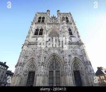 ABBEVILLE, SOMME, FRANKREICH, 03. MÄRZ 2022 : Außenansicht und Dekore der Stiftskirche Saint Vaufran Stockfoto