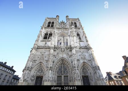 ABBEVILLE, SOMME, FRANKREICH, 03. MÄRZ 2022 : Außenansicht und Dekore der Stiftskirche Saint Vaufran Stockfoto