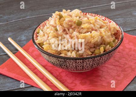 Kantonesischer Reis in einer Schüssel mit Essstäbchen Stockfoto