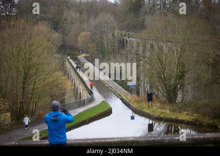 Chirk Long navigierbare Grade II*-gelistete Aquädukt, entworfen von dem Bauingenieur Thomas Telford in Wrexham County Borough, Wales Stockfoto