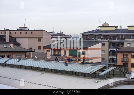 lavori su tetto capannone industriale Stockfoto