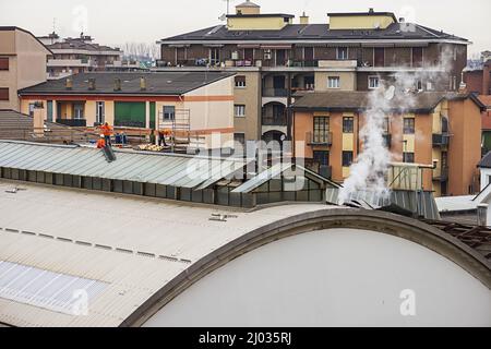 lavori su tetto capannone industrielle 2 Stockfoto