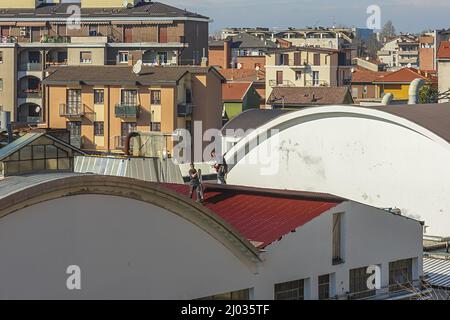 lavori su tetto capannone industrielle 5 Stockfoto