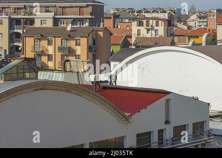 lavori su tetto capannone industrielle 6 Stockfoto