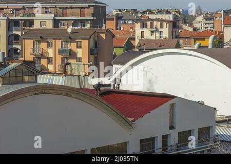 lavori su tetto capannone industrielle 7 Stockfoto