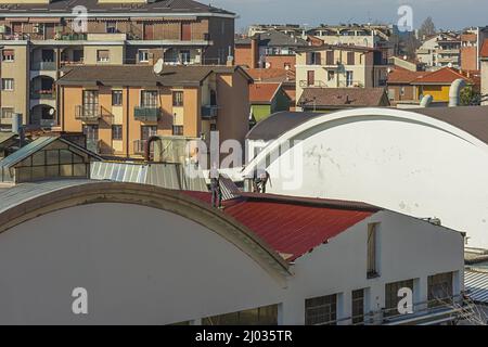 lavori su tetto capannone industrielle 8 Stockfoto