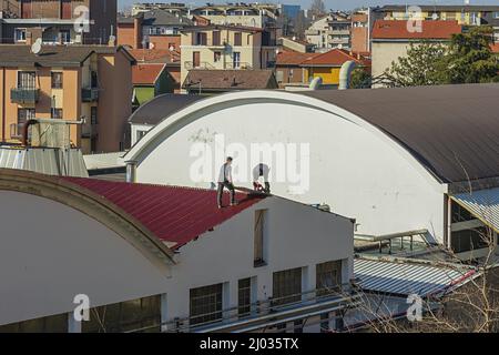 lavori su tetto capannone industrielle 9 Stockfoto