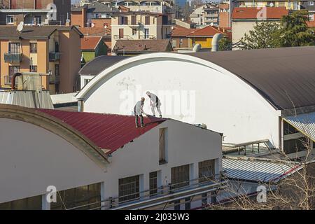 lavori su tetto capannone industrielle 10 Stockfoto