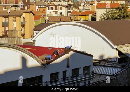 lavori su tetto capannone industrielle 11 Stockfoto