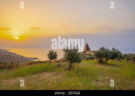 Piramide - 38 Parallelo, Kunstwerk von Mauro Staccioli, Motta d'Affermo, Messina, Sizilien, Italien, Europa Stockfoto