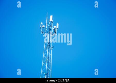 4G oder 5G mobile Station Antennenzelle gegen auf blauem Himmel Stockfoto