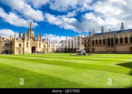 Das Eingangstor wurde im 19.. Jahrhundert am King's College, Cambridge University, Cambridge, Großbritannien, erbaut Stockfoto