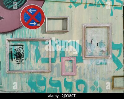 Verwitterte Bilderrahmen an einer Holzwand, Schild Haltebot / verwitterte Bilderrahmen an einer Holzwand, kein Stoppschild Stockfoto