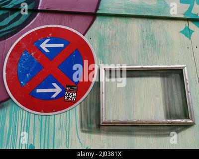 Verwitterte Bilderrahmen an einer Holzwand, Schild Haltebot / verwitterte Bilderrahmen an einer Holzwand, kein Stoppschild Stockfoto