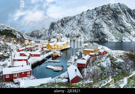 Panorama des Fischerdorfes Nusfjord und schneebedeckter Hafen im Winter, Nordland, Lofoten-Inseln, Norwegen, Skandinavien, Europa Stockfoto