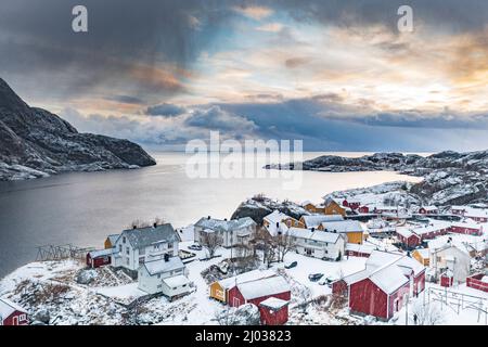 Luftaufnahme von traditionellen Holzhäusern im Winter mit Schnee bedeckt, Nusfjord, Nordland County, Lofoten Islands, Norwegen, Skandinavien, Europa Stockfoto