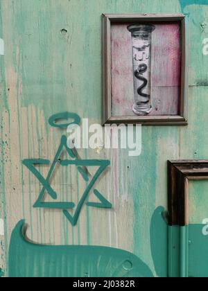 Verwitterte Bilderrahmen an einer Holzwand, Judenstern / verwitterte Bilderrahmen an einer Holzwand, jüdischer Stern Stockfoto